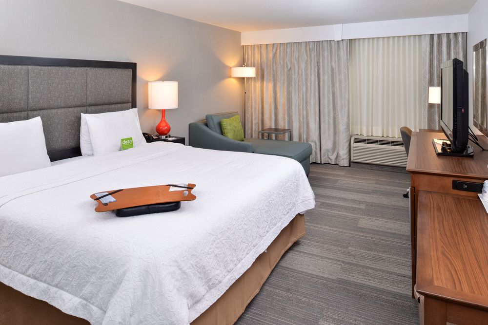 Hampton Inn & Suites by Hilton Calgary University NW image 1